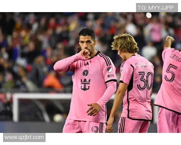 足球明星夜猫高清图片展现球场外的魅力与风采